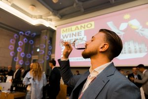 LA CITTÀ CAPITALE DEL VINO PER 9 GIORNI: MILANO WINE WEEK BRINDA ALLA NONA EDIZIONE CON OLTRE 100 EVENTI DIFFUSI, TRA WALK AROUNDTASTING, DEGUSTAZIONI, FORMAZIONE E NUOVI PREMI PER I PROTAGONISTI DEL SETTORE
