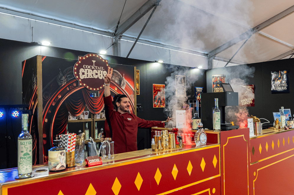 COCKTAIL CIRCUS CONQUISTA VINITALY CON IL TEMPLE BAR: MIXOLOGY, SPETTACOLO E SPERIMENTAZIONE SENZA CONFINI